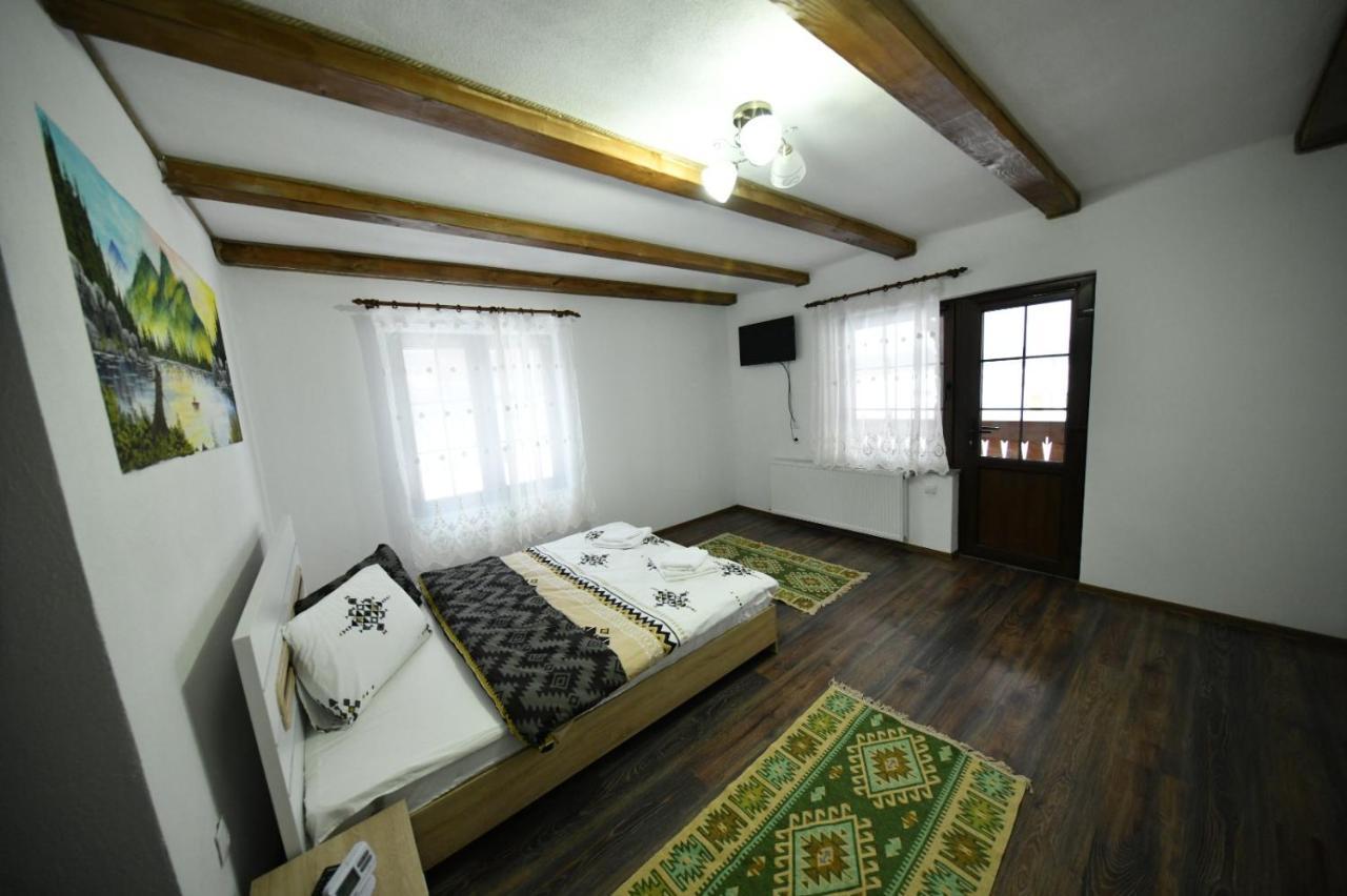 Conacul Cosaului Hotel Feresti Luaran gambar