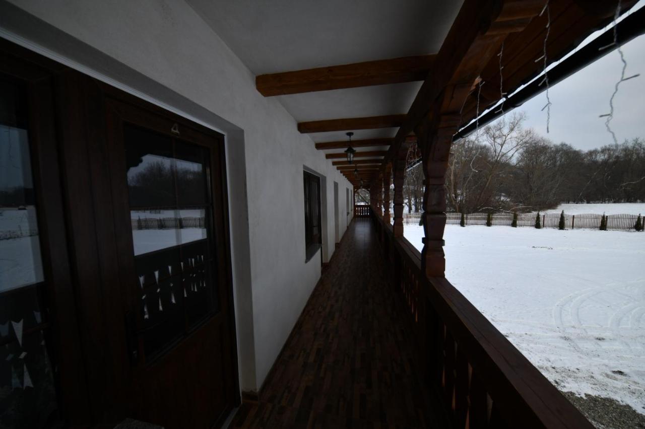 Conacul Cosaului Hotel Feresti Luaran gambar
