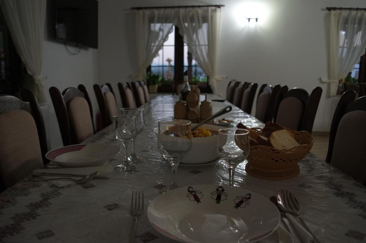 Conacul Cosaului Hotel Feresti Luaran gambar