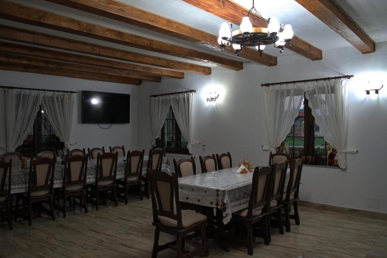 Conacul Cosaului Hotel Feresti Luaran gambar