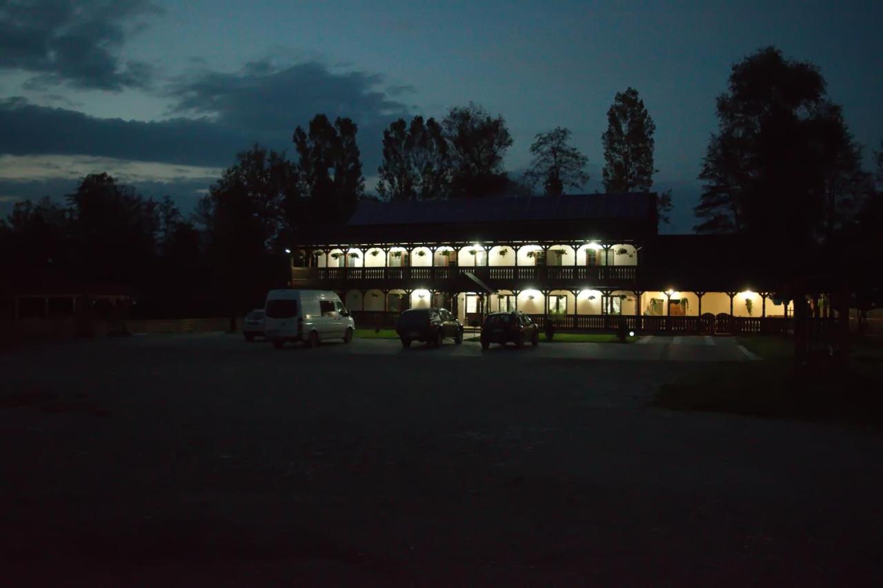 Conacul Cosaului Hotel Feresti Luaran gambar
