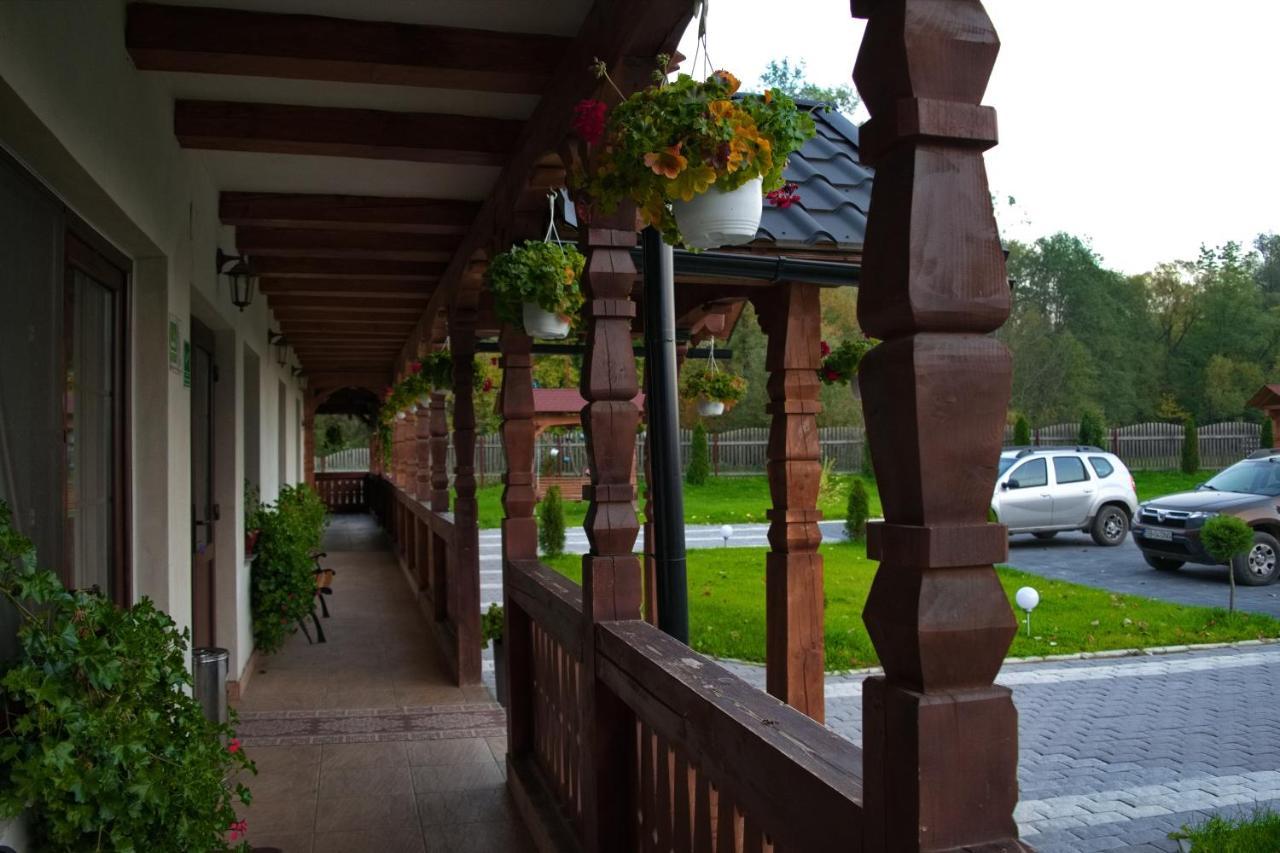 Conacul Cosaului Hotel Feresti Luaran gambar