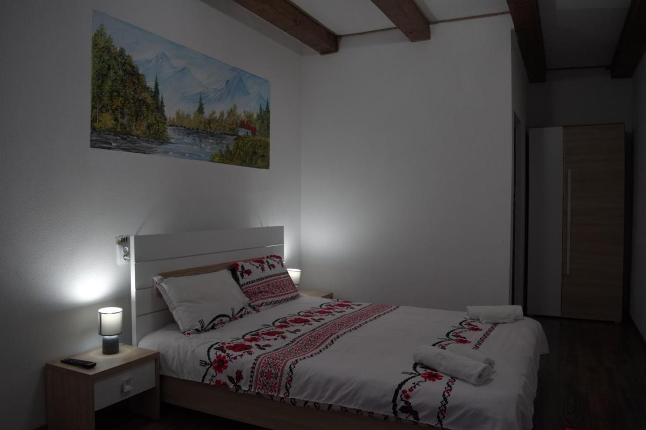 Conacul Cosaului Hotel Feresti Luaran gambar