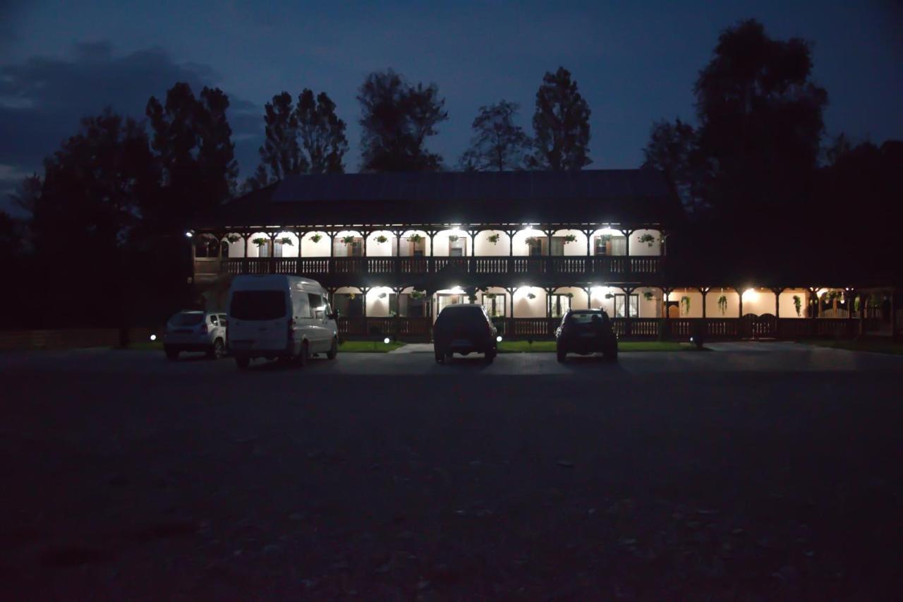Conacul Cosaului Hotel Feresti Luaran gambar