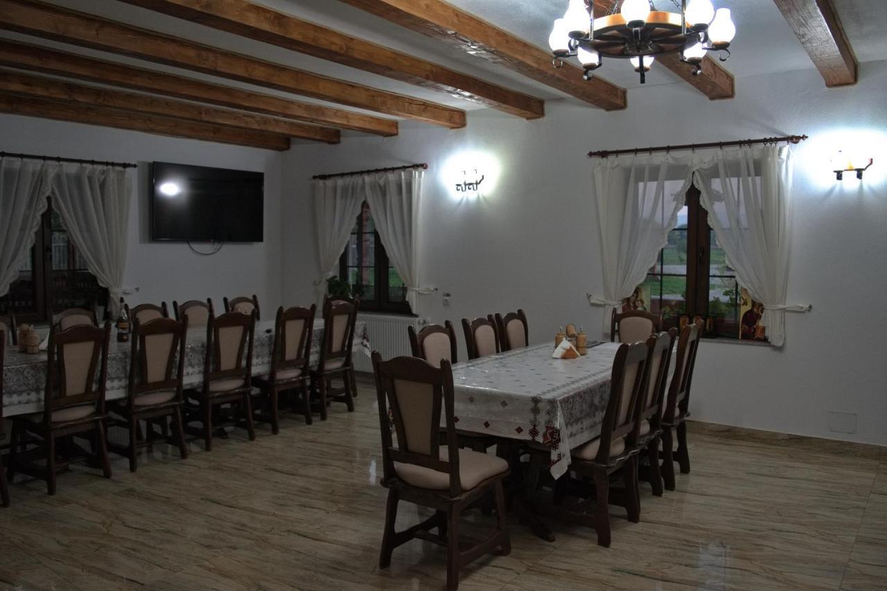 Conacul Cosaului Hotel Feresti Luaran gambar