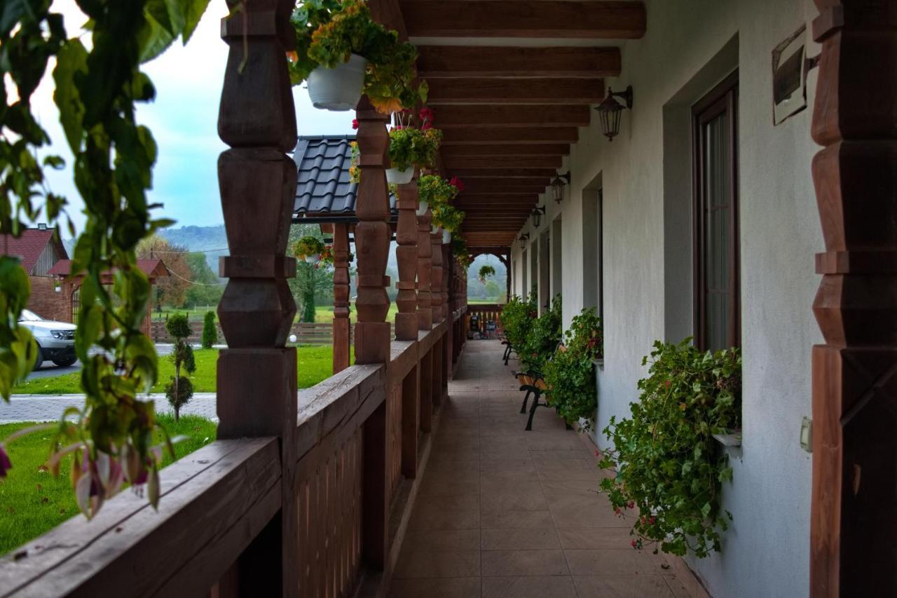 Conacul Cosaului Hotel Feresti Luaran gambar